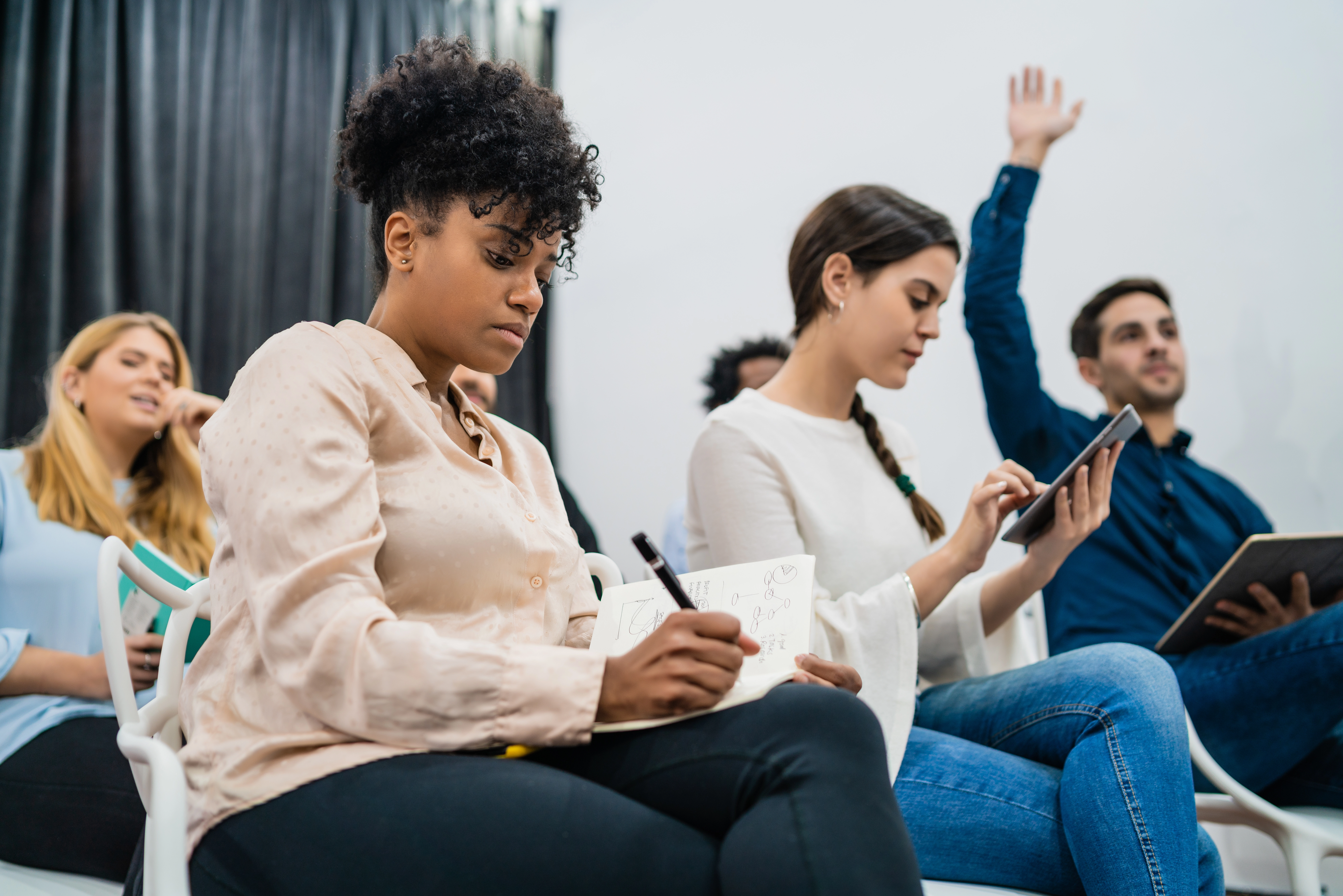 Conférence en entreprise sur l’innovation, le management et la qualité de vie au travail – Secouons Nos Pratiques